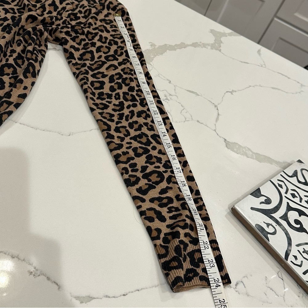Amazon Essentials Classic Leopard Animal Print V-… - image 7
